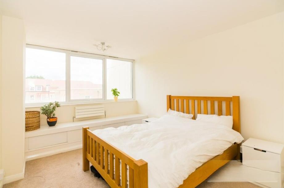 Flat Ashley Lane in Greater London