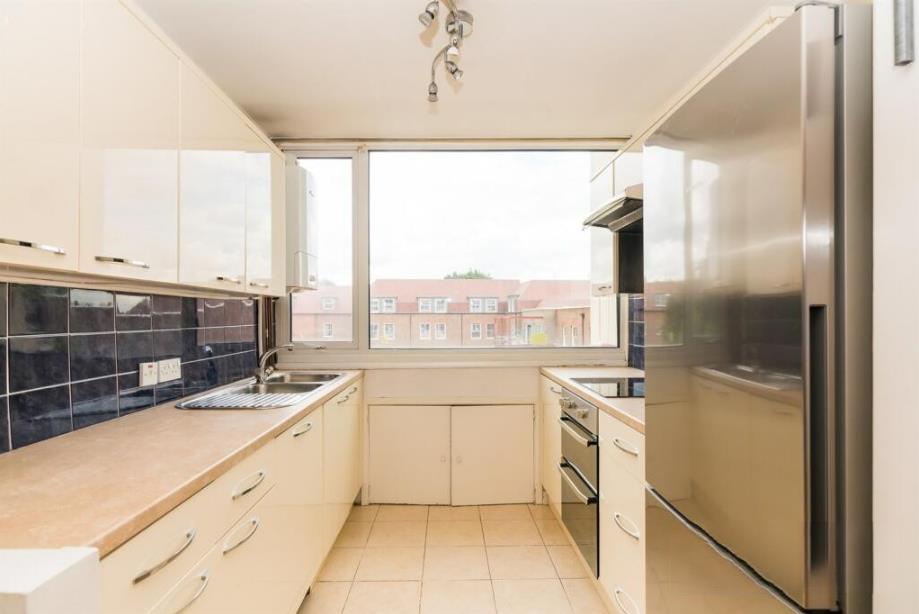 Flat Ashley Lane in Greater London