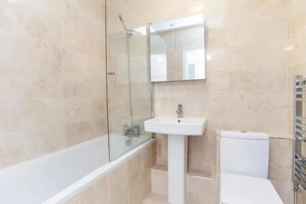 Flat Leathermarket Court in Greater London