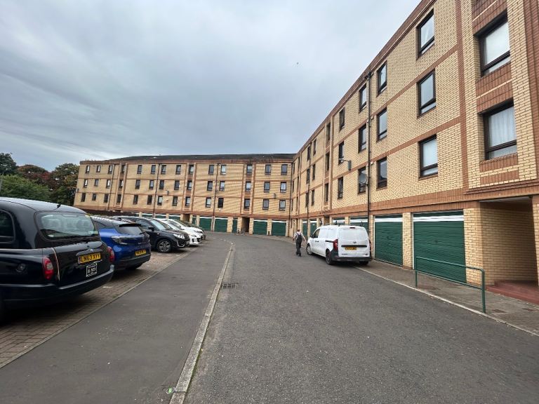 Flat Middlesex Gardens in Glasgow