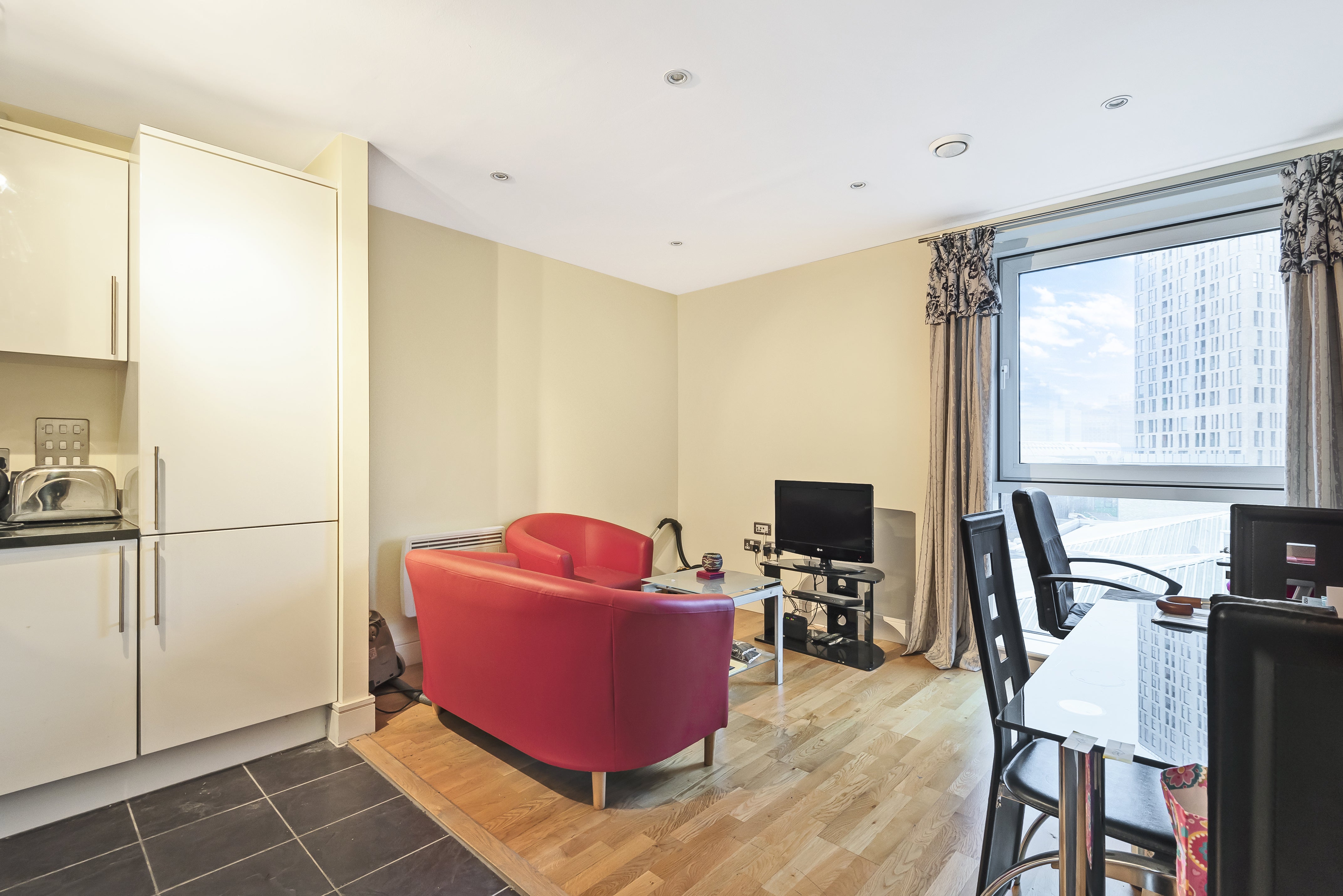 Flat Prestons Road in Greater London