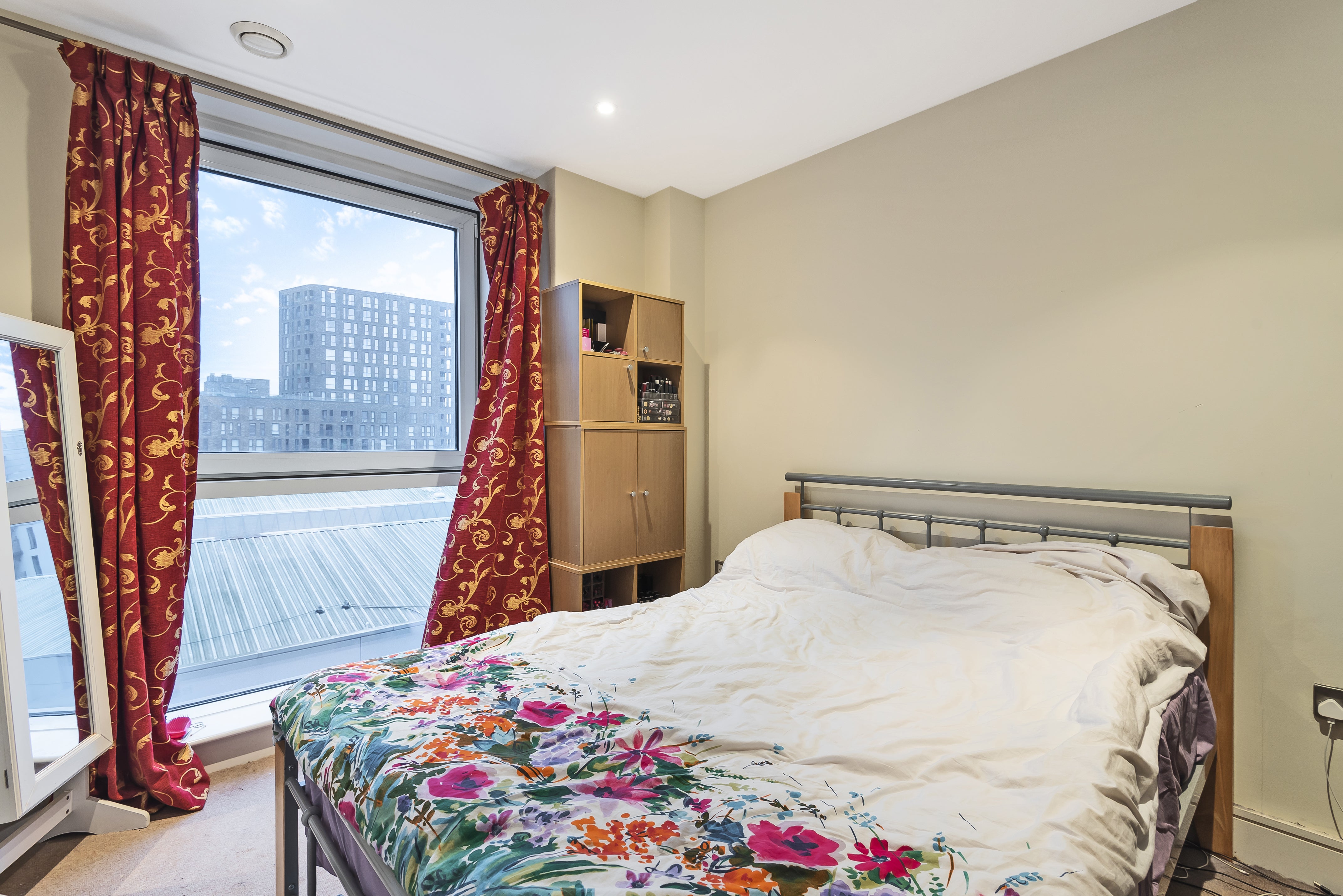 Flat Prestons Road in Greater London