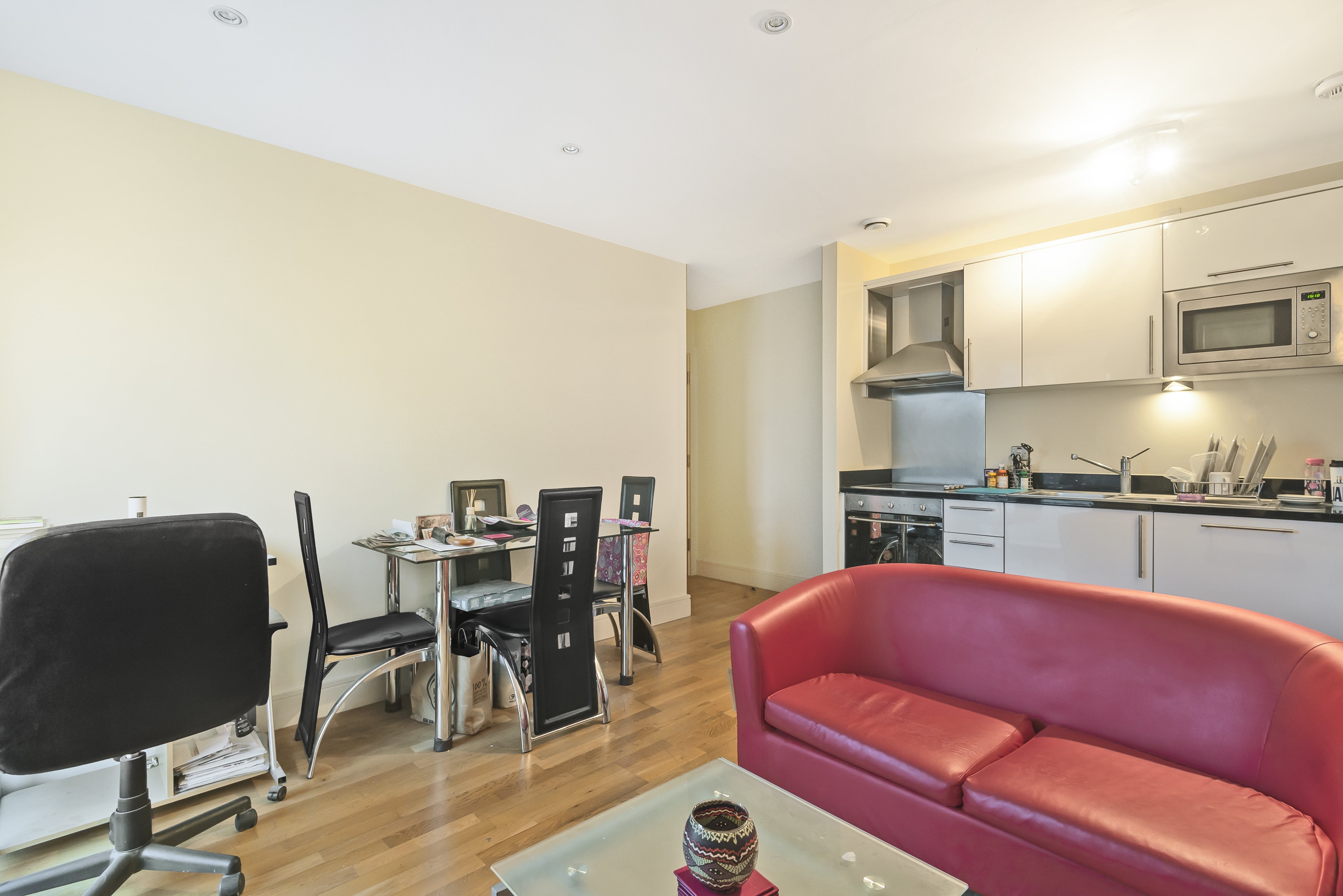 Flat Prestons Road in Greater London