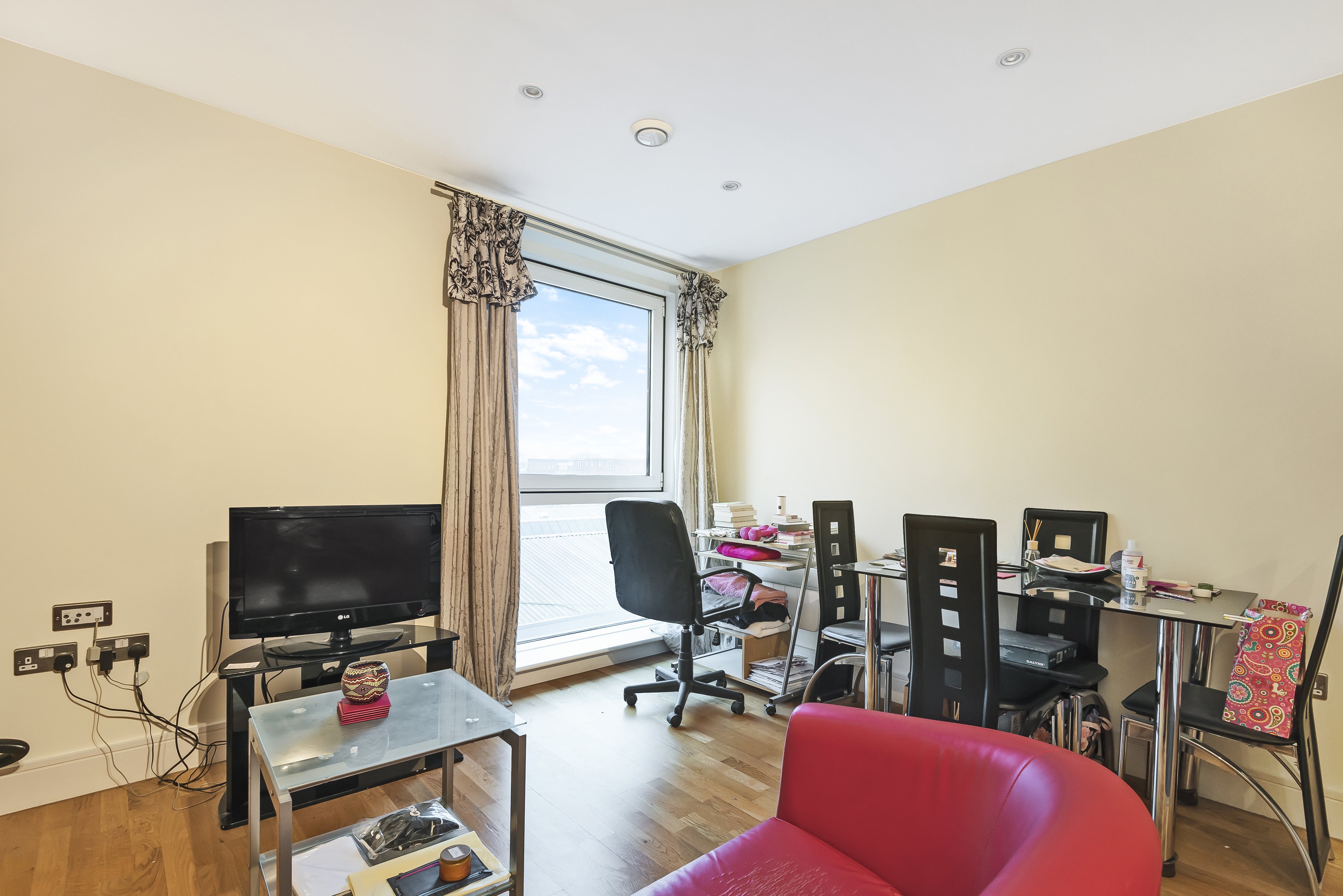 Flat Prestons Road in Greater London