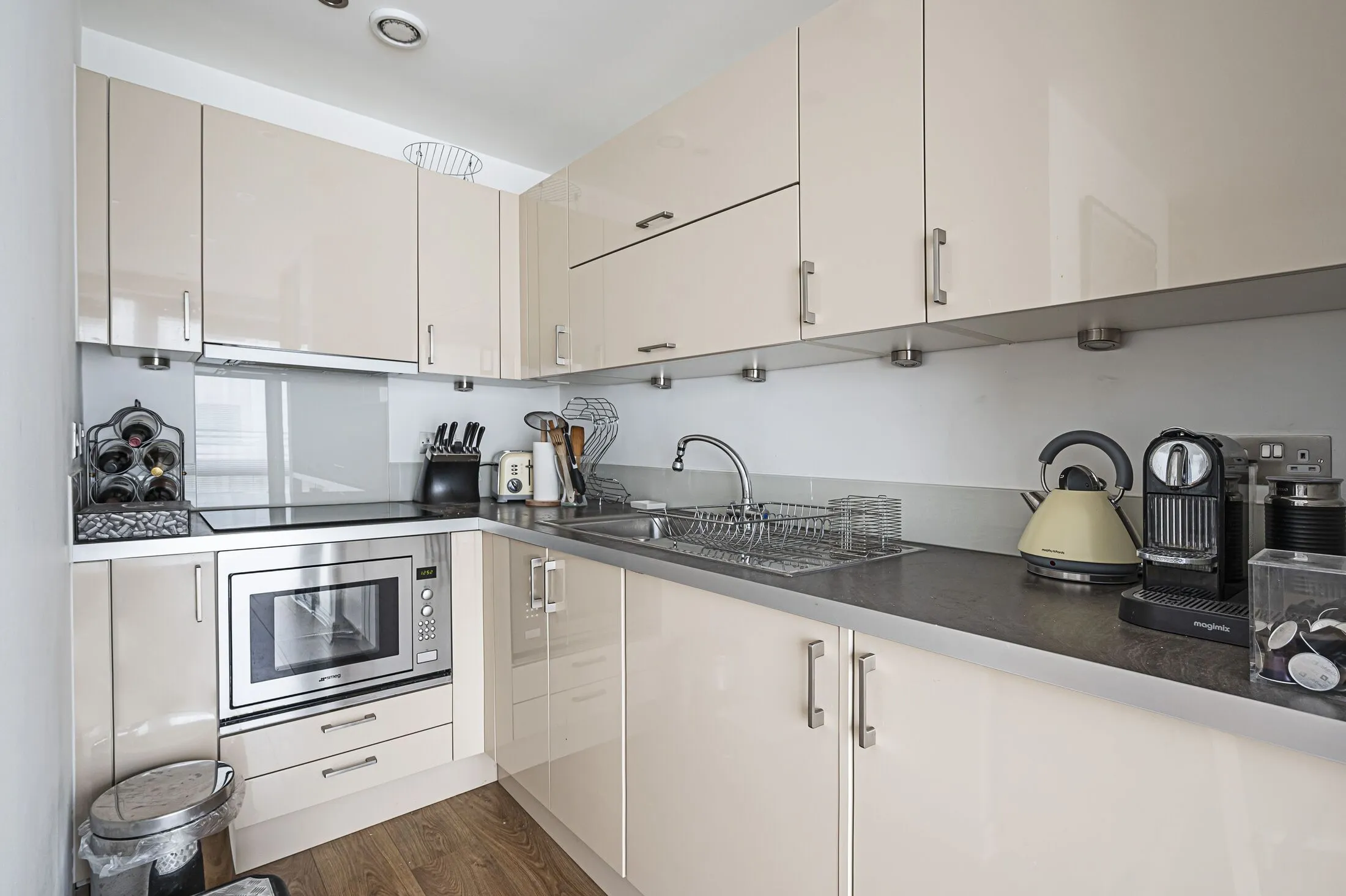 Flat Aqua Vista Square in Greater London