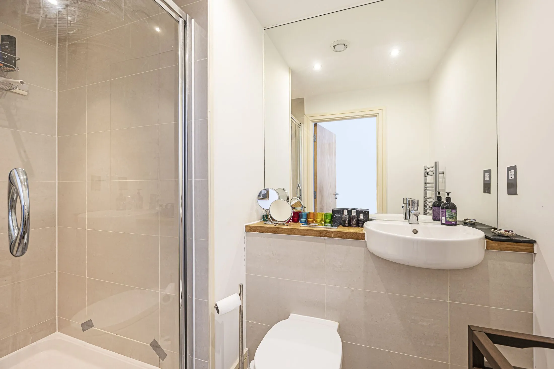 Flat Aqua Vista Square in Greater London