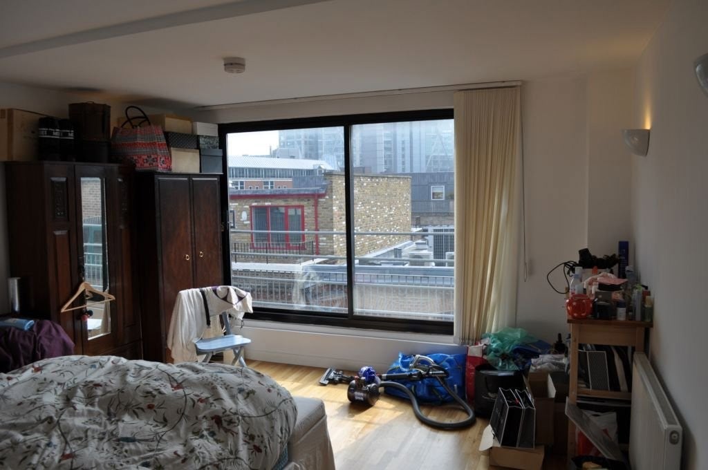 Flat Christina Street in Greater London
