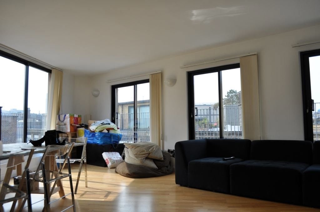 Flat Christina Street in Greater London