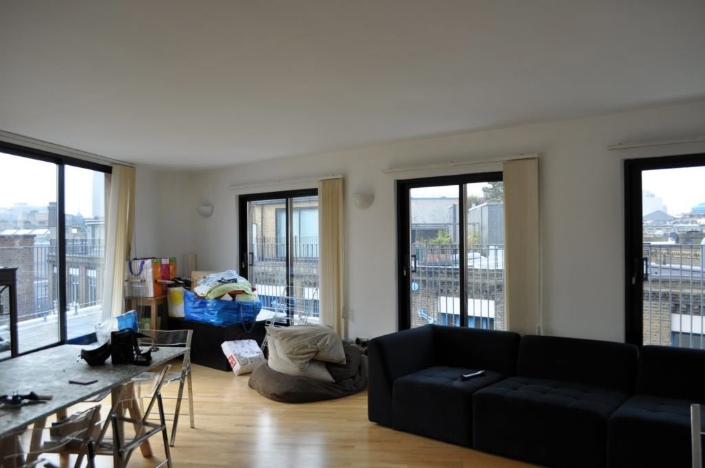 Flat Christina Street in Greater London