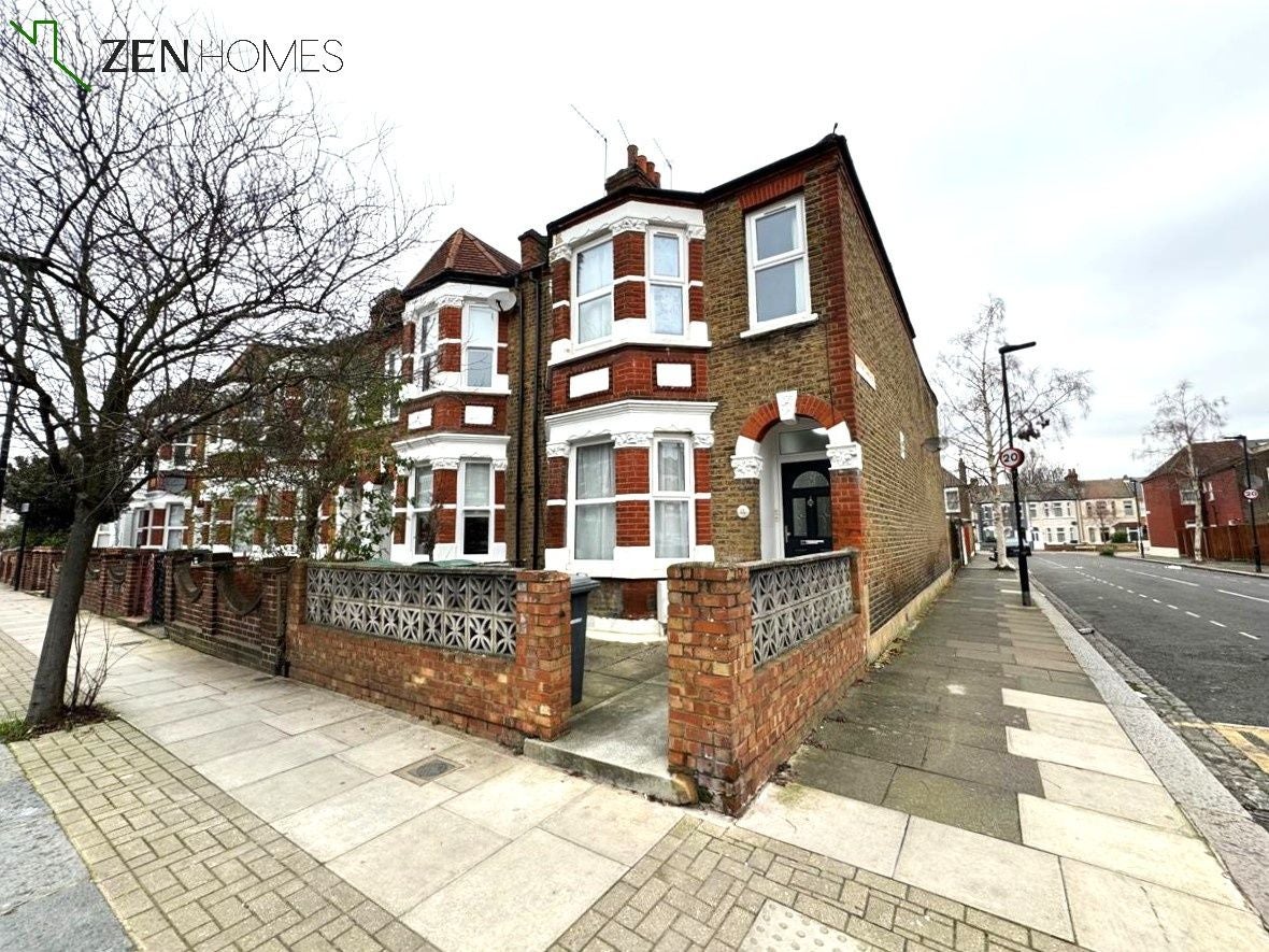 Flat Rutland Gardens in Greater London