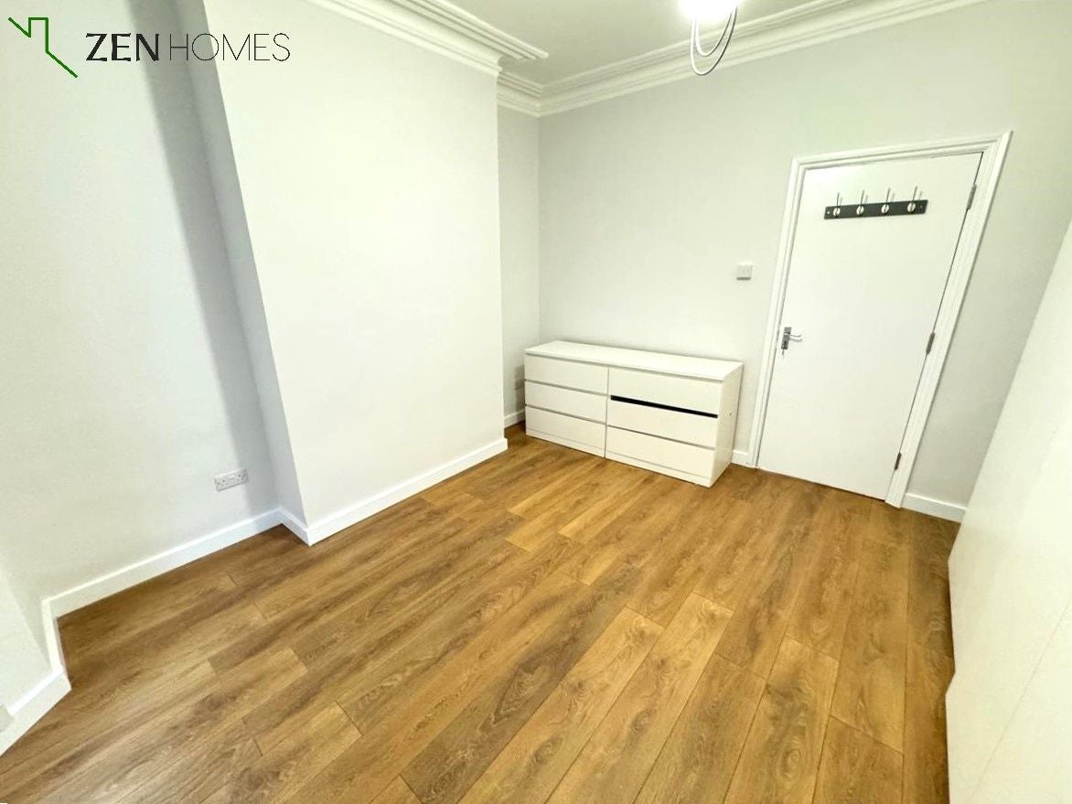 Flat Rutland Gardens in Greater London