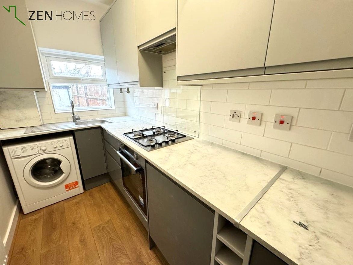 Flat Rutland Gardens in Greater London