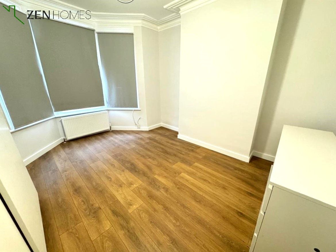 Flat Rutland Gardens in Greater London