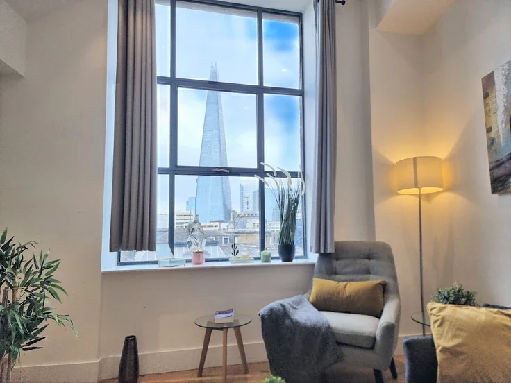 Flat Lower Thames Street in City of London
