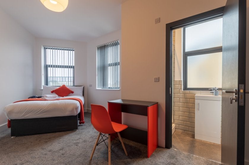 Room Vale of Neath Road in Swansea
