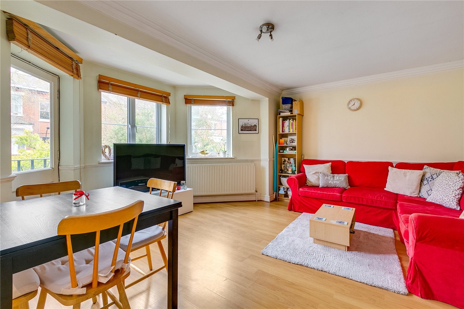 Flat Melrose Gardens in Greater London