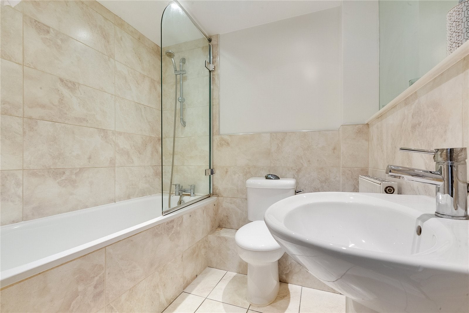 Flat Melrose Gardens in Greater London