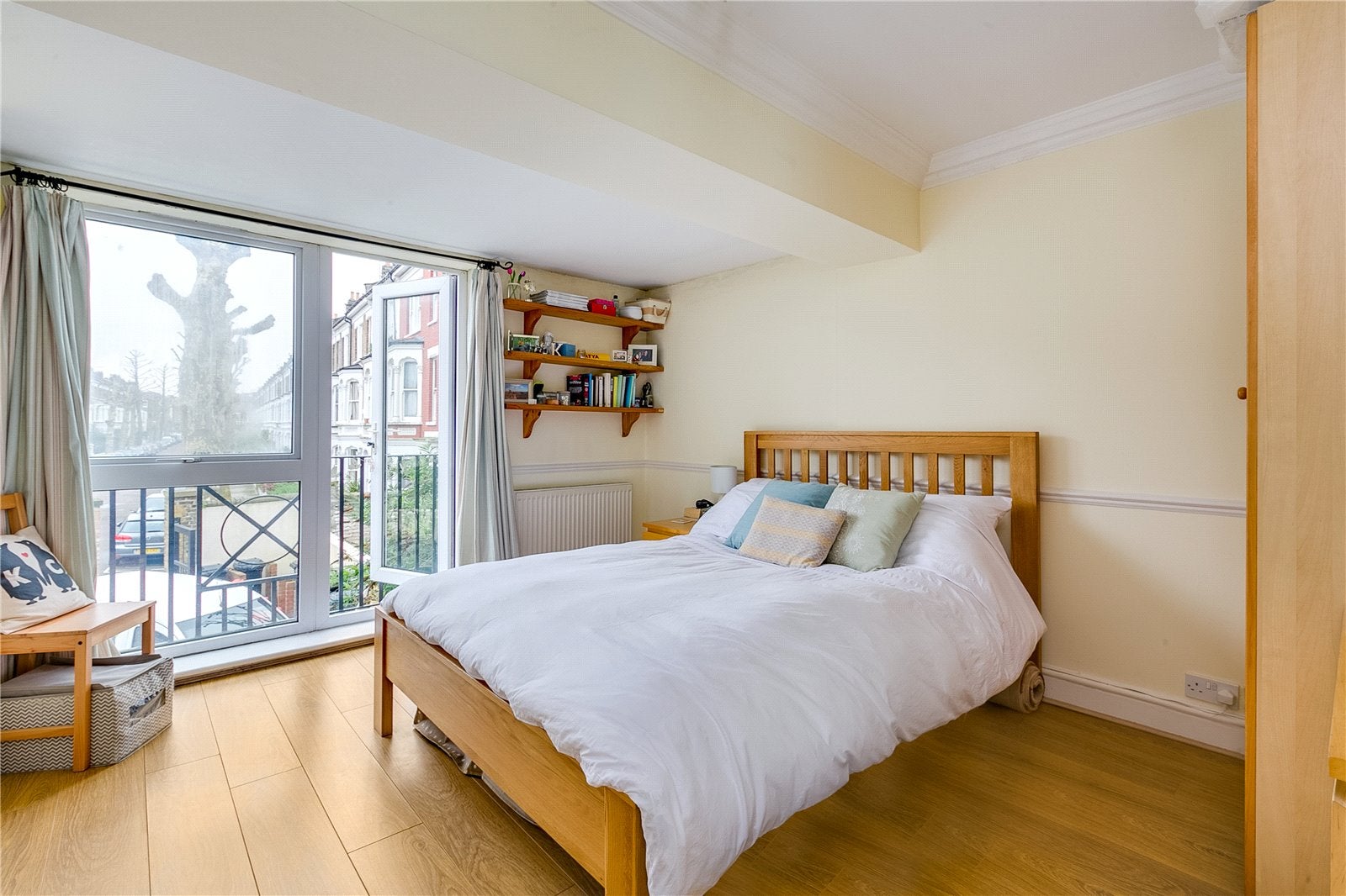 Flat Melrose Gardens in Greater London