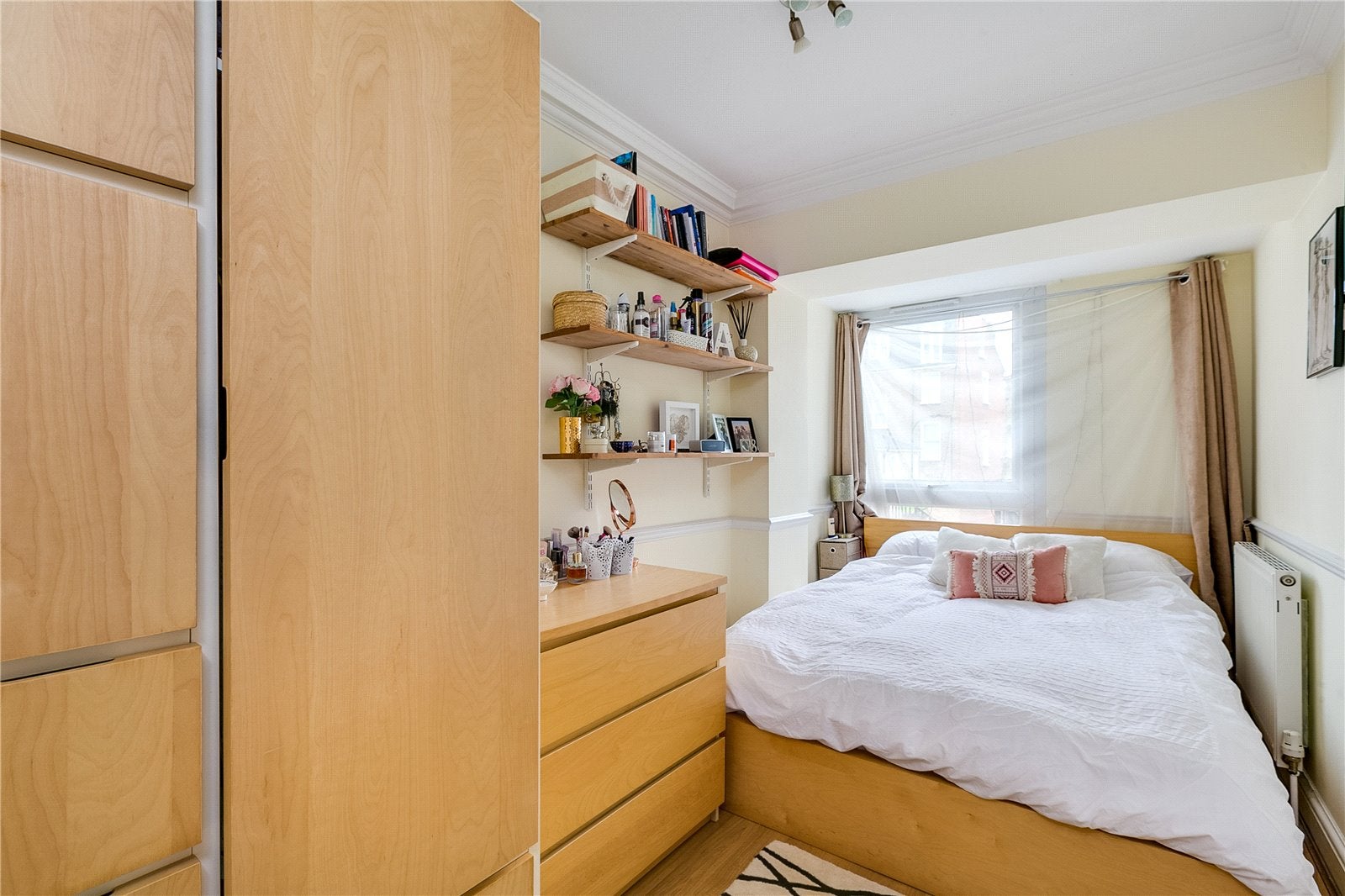 Flat Melrose Gardens in Greater London