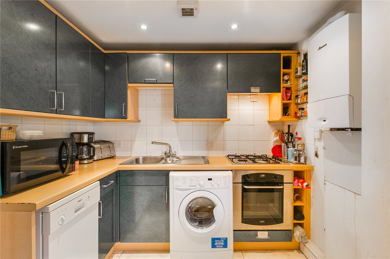 Flat Melrose Gardens in Greater London