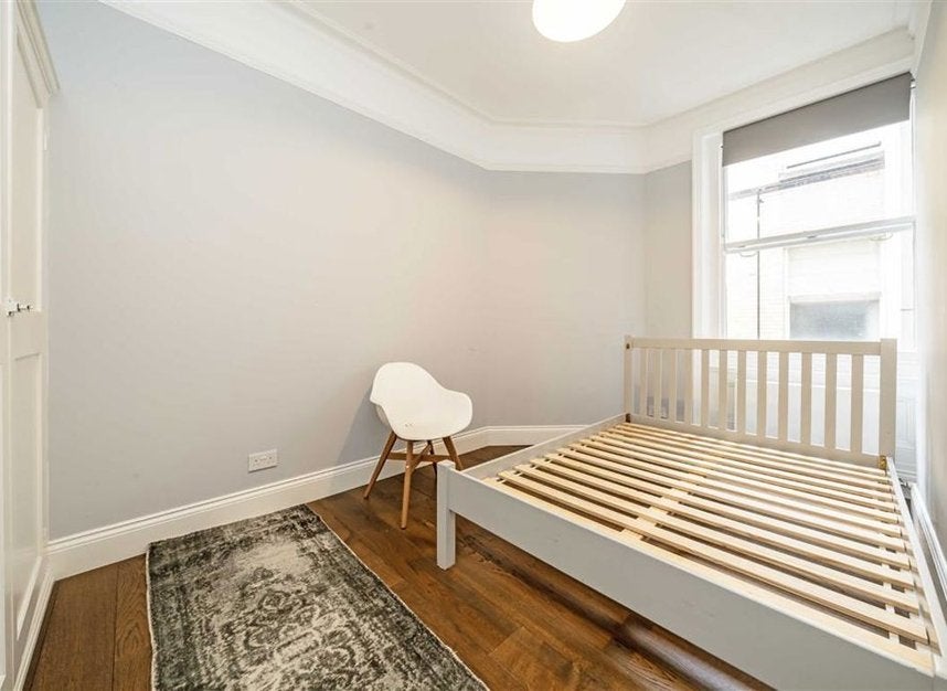 Flat Ridgmount Gardens in Greater London