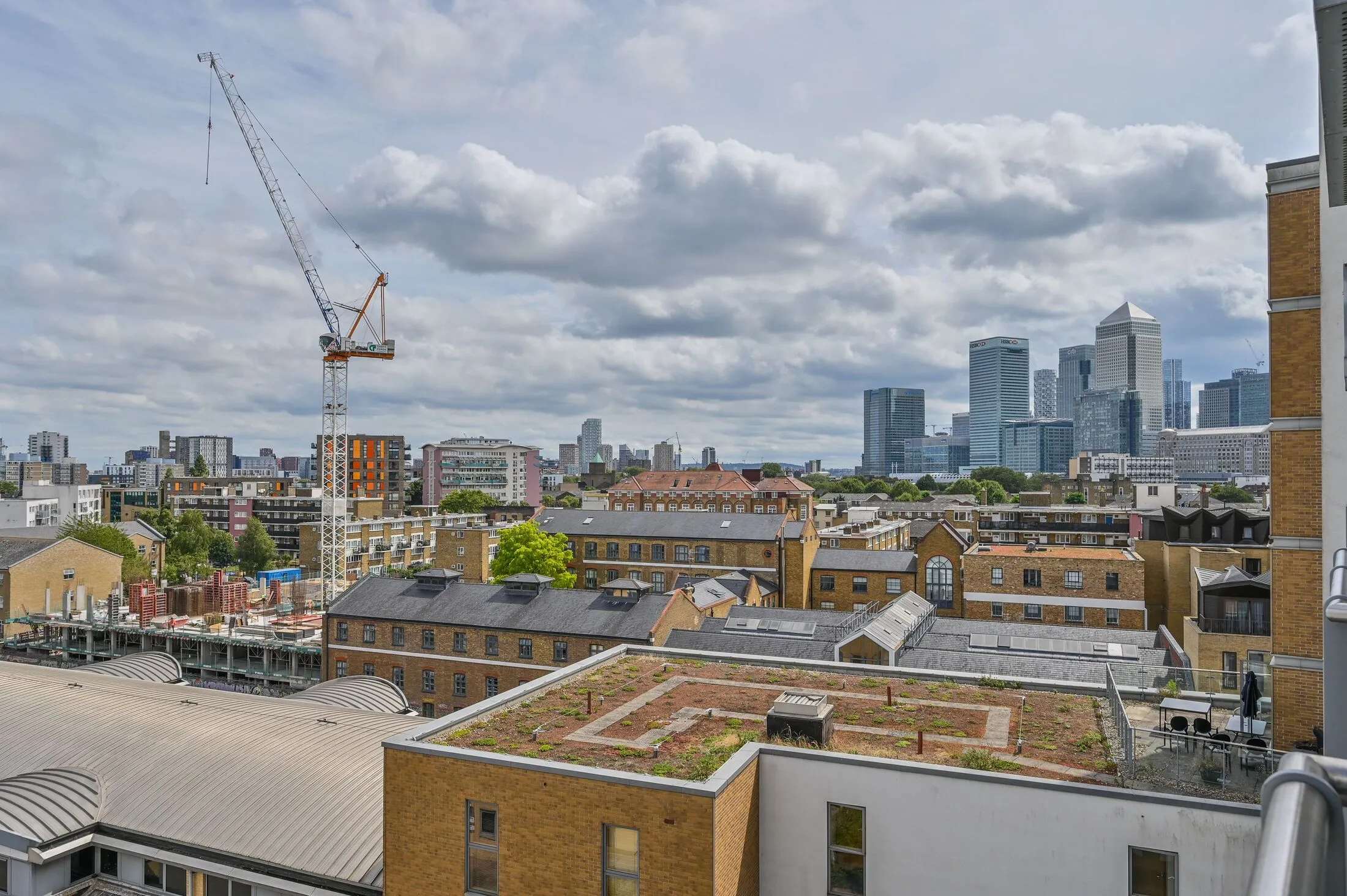 Flat Thomas Road in Greater London