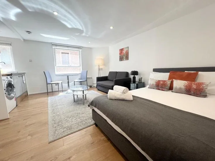 Room St James's Square in City of Westminster