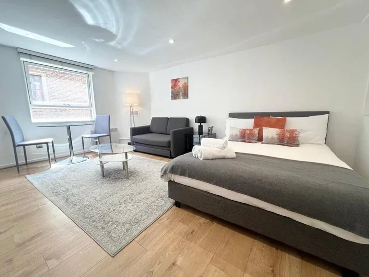 Room St James's Square in City of Westminster