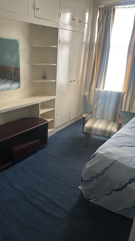 Room Lindore Road in Greater London