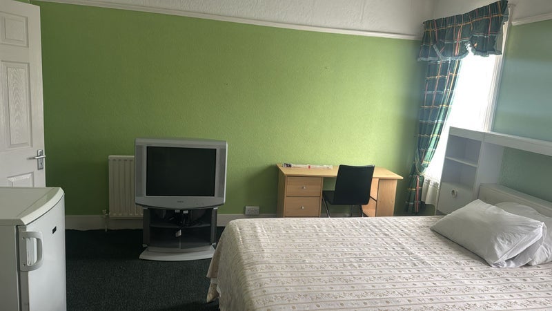 Room Lindore Road in Greater London