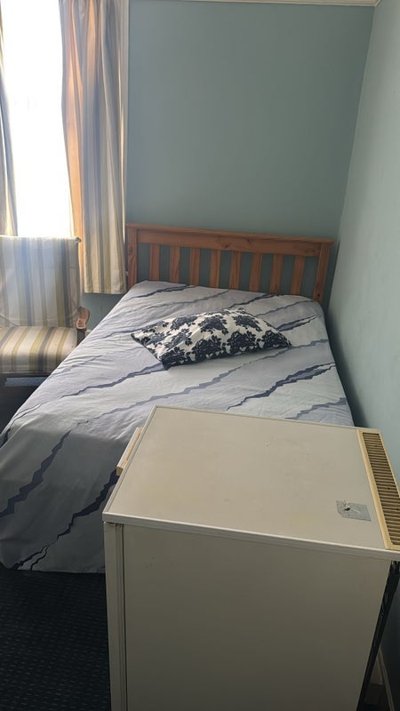 Room Lindore Road in Greater London