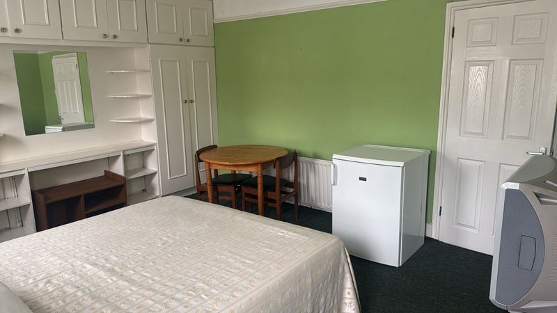Room Lindore Road in Greater London