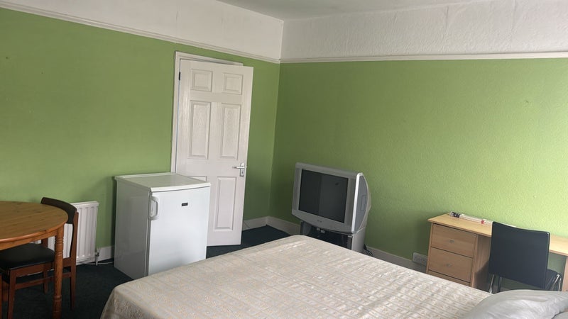 Room Lindore Road in Greater London