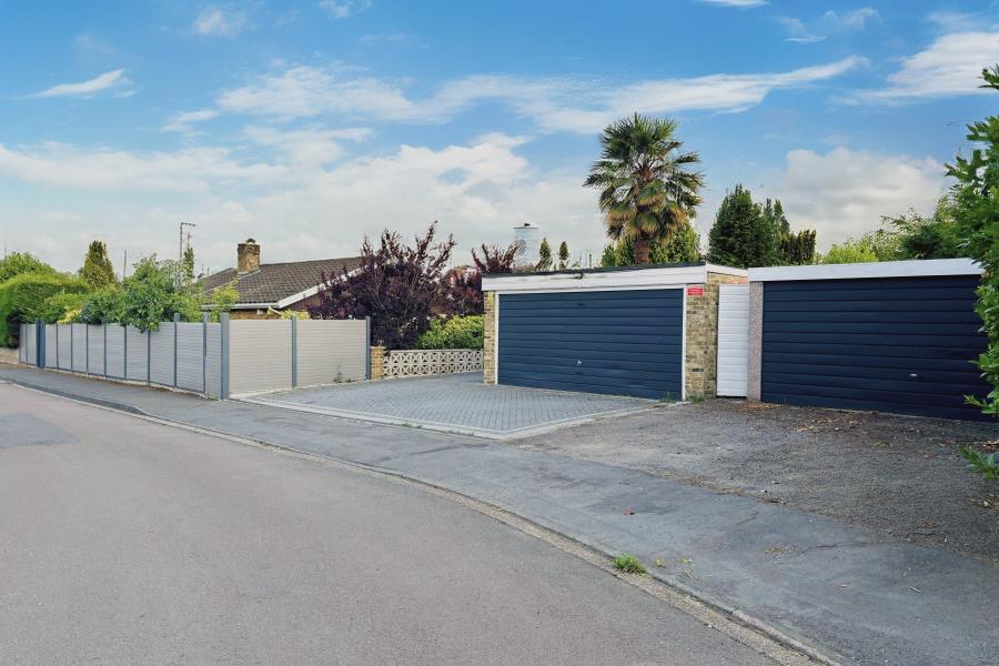 House Malthouse Lane in Surrey Heath