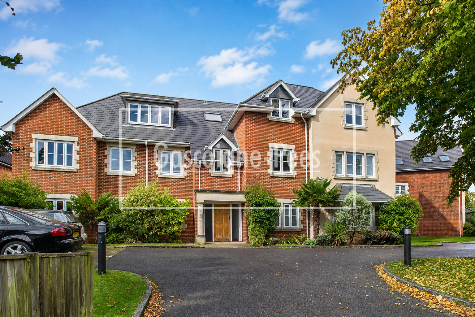 Flat Holmesdale Road in Reigate and Banstead