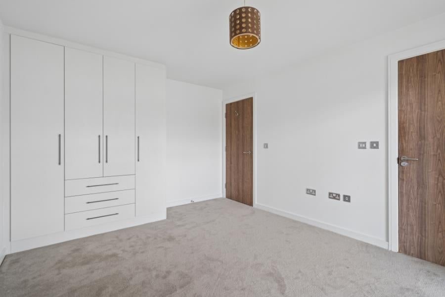 Flat Amias Drive in London