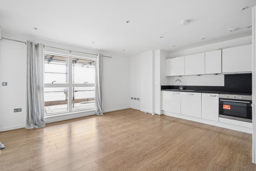 Flat Amias Drive in London