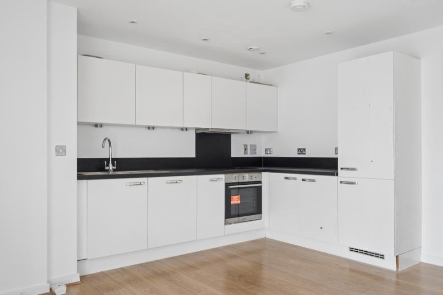 Flat Amias Drive in London