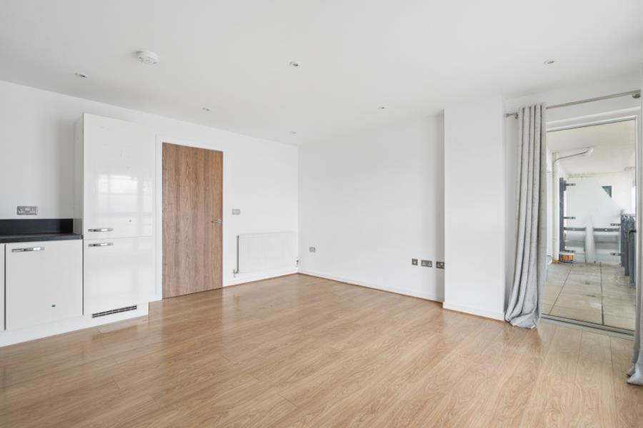 Flat Amias Drive in London