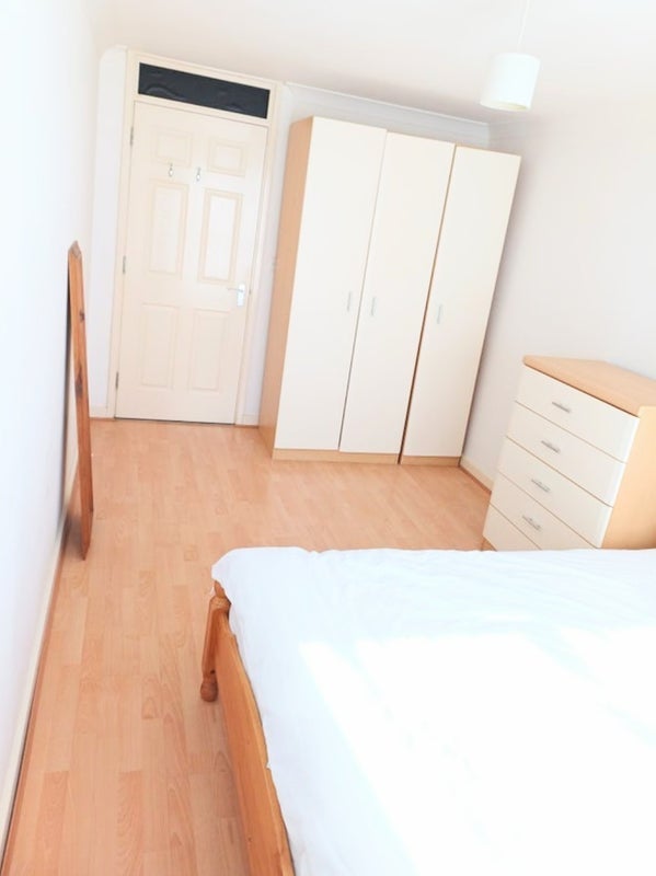 Room Westferry Road in Greater London