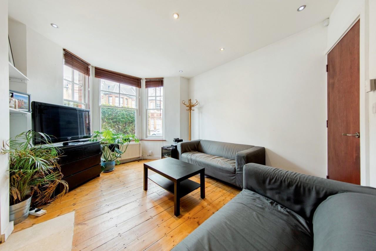Flat Endymion Road in Greater London