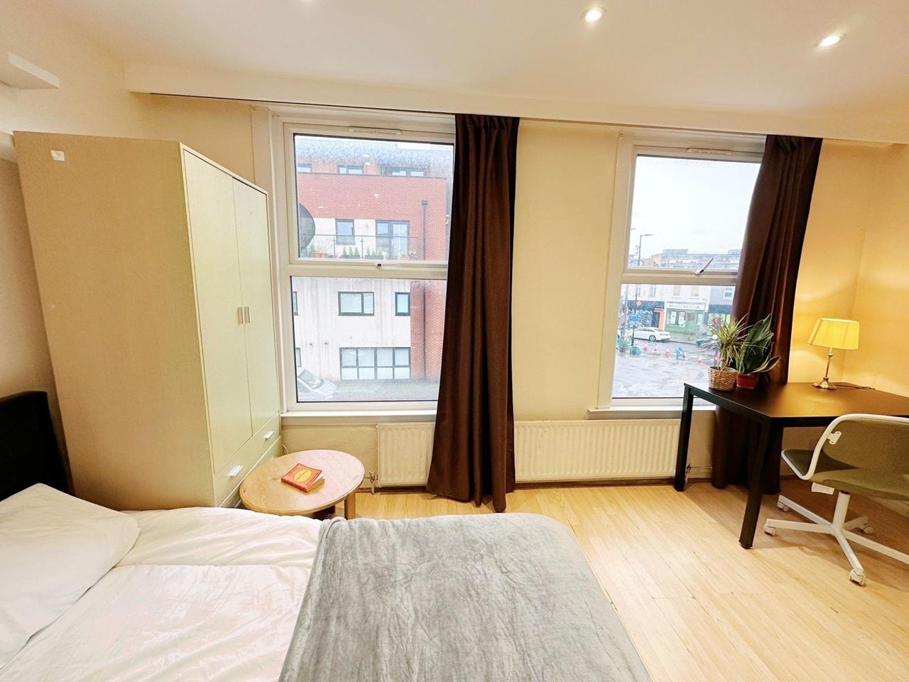 Room Plough Way in Greater London