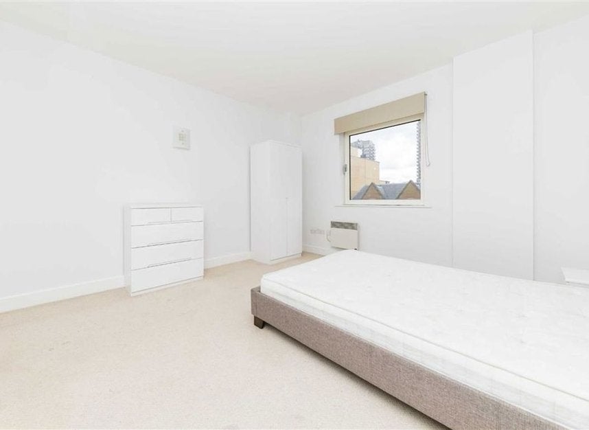 Flat Artichoke Hill in Greater London