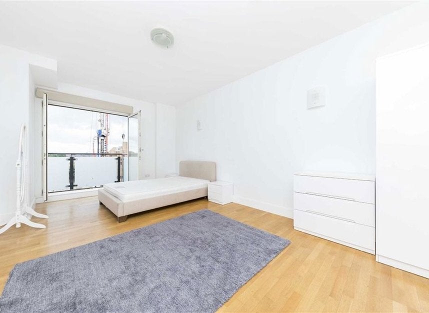 Flat Artichoke Hill in Greater London