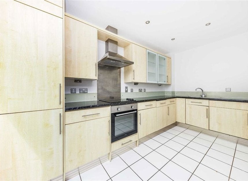 Flat Artichoke Hill in Greater London