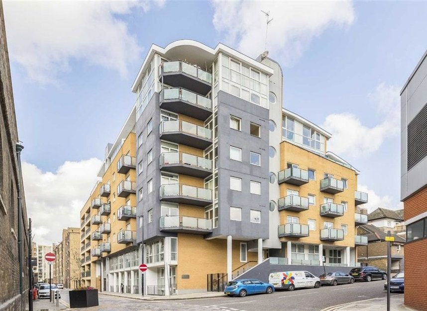 Flat Artichoke Hill in Greater London