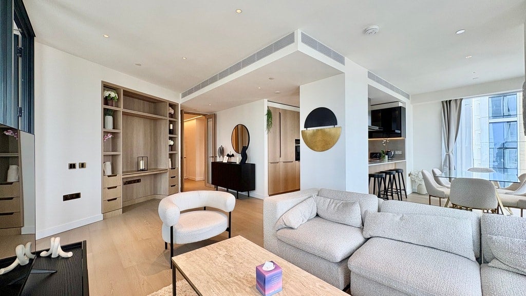 Flat Nine Elms Lane in Greater London