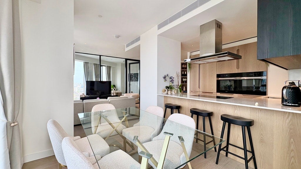 Flat Nine Elms Lane in Greater London