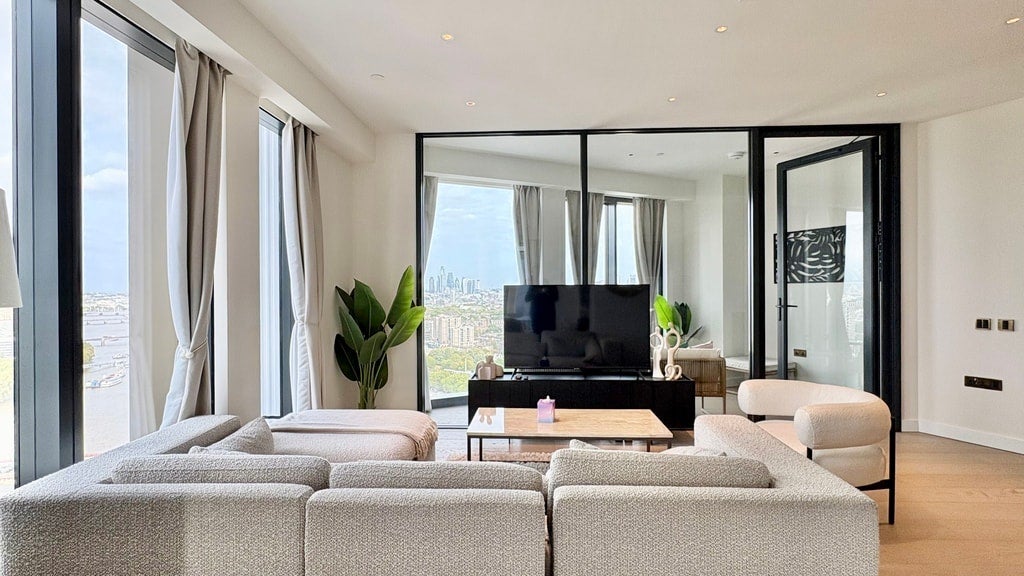 Flat Nine Elms Lane in Greater London