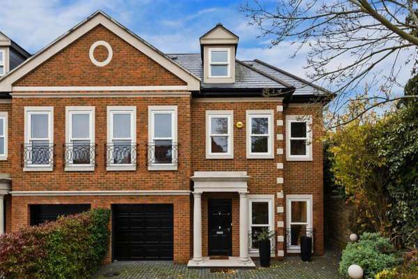 House Warren Close in Elmbridge